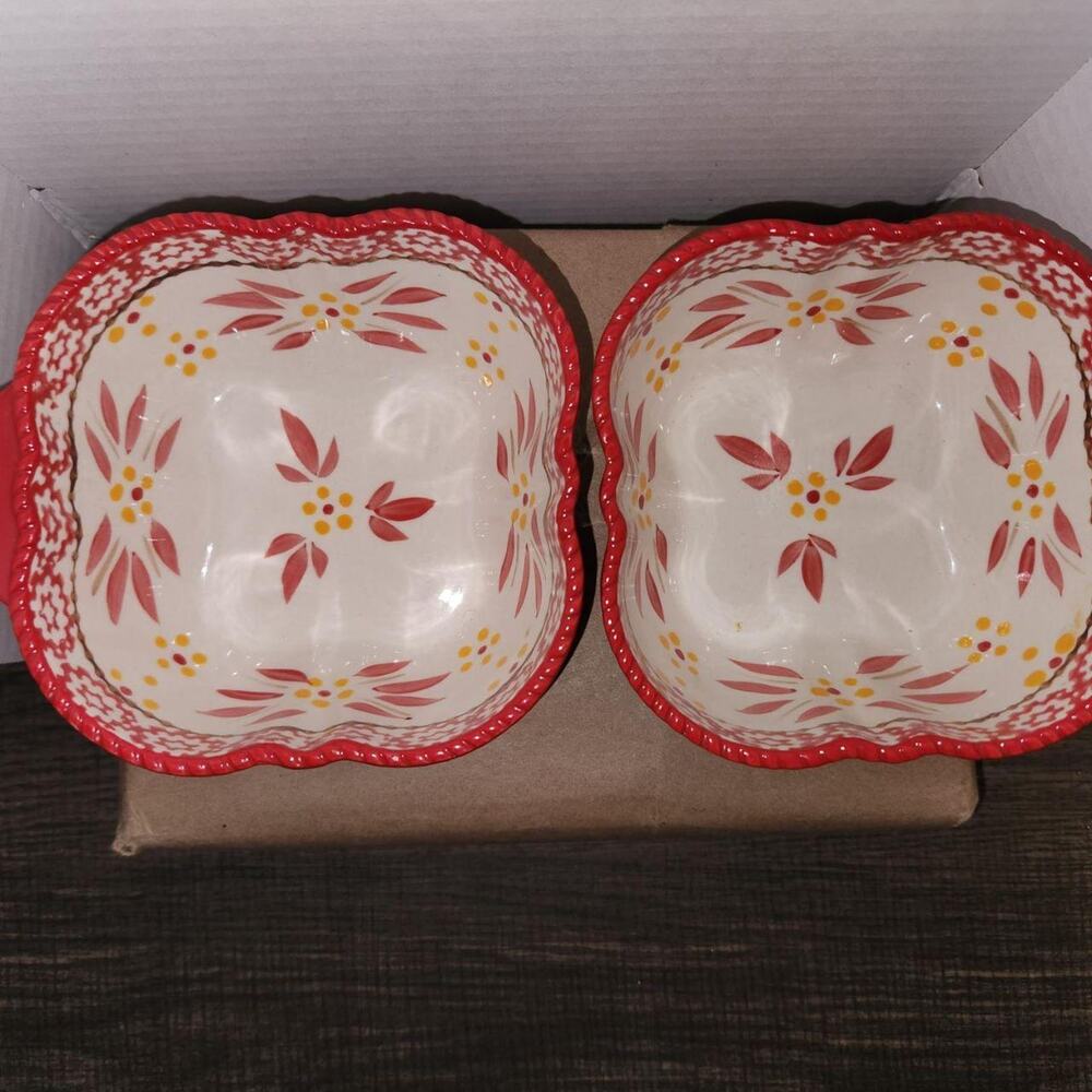 Super cute set of two bowls